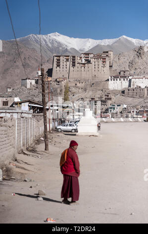 Ein Mönch Spaziergänge in Richtung der alten Palast im Himalaya Mountain Stadt Leh, Ladakh, Jammu und Kaschmir. Indien. Stockfoto