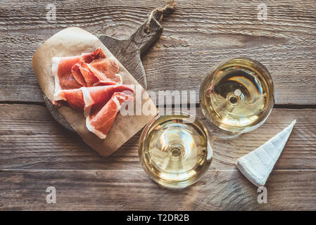 Zwei Gläser Weißwein mit Brie und Schinken Stockfoto