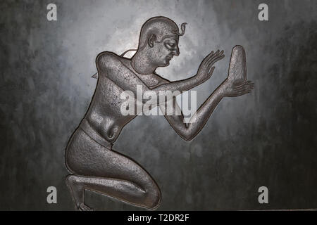 Das alte Ägypten Szene, Mythologie. Ägyptische Götter und Pharaonen. Hieroglyphische Schnitzereien an den Außenwänden eines antiken Tempels. Stockfoto