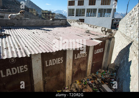 Kunststoff Umweltverschmutzung und allgemeinen Abfall wird über eine Lücke in der Nähe von öffentlichen Toiletten übersät. Leh, Ladakh. Indien Stockfoto