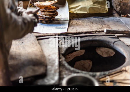 Frisch Brot von der Tan-Tür Ofen zubereitet, in der Kälte, am frühen Morgen Licht. Leh, Ladakh, Indien. Stockfoto