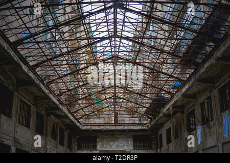 Industriegebäude mit einer rostigen Stahl Aufgegeben truss Dach. Querformat. Stockfoto