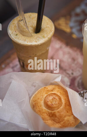 Eine Pistazie - aromatisiert Granita mit einer Brioche. Hochformat. Stockfoto