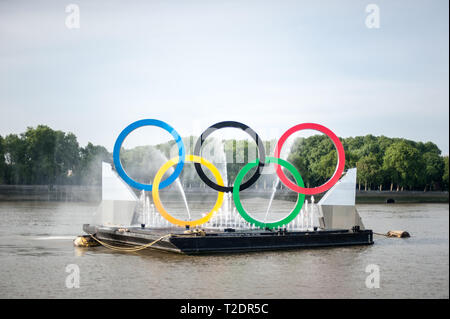 Die interaktive, "Ringe auf dem Fluss' Ausstellung, die während der Olympischen Spiele in London 2012. In der abschliessenden South Bank Verankerungsposition und Betriebsstatus. Stockfoto