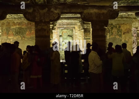 Künstlerische Inneneinrichtung eines unter mehreren Höhlen von Ajanta, Indien Stockfoto