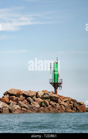 Grün Leuchtturm auf Felsen aus Ramsgate Hafen, Süd-Ost-Küste von England Stockfoto