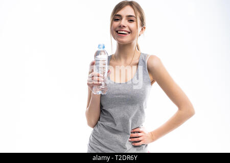 Weibliche fitness model Holding eine Wasserflasche in einem weißen studio Umgebung. Gesund trinken und Sport Konzept Stockfoto