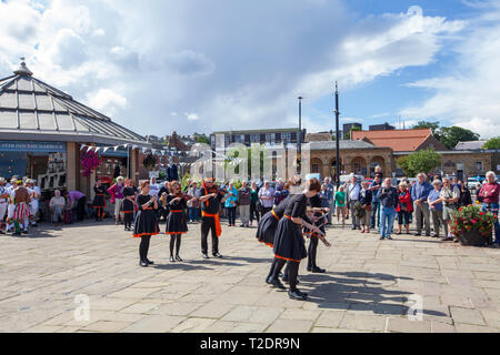Feiern und Tanzen auf den Straßen in Whitby Folk Week 2018, North Yorkshire, England Stockfoto