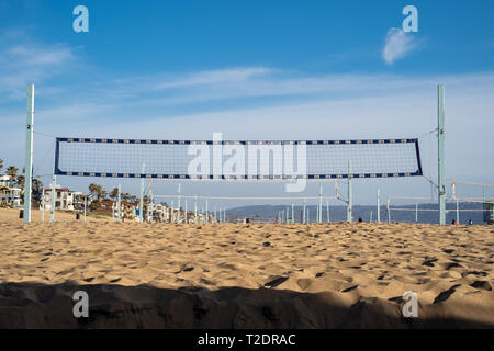 Manhattan Beach, Kalifornien - 26. März 2019: Beach Volleyball Netze bis in den Sand gesetzt. Manhattan Beach ist der Platz für die Beach Volleyball Open Stockfoto