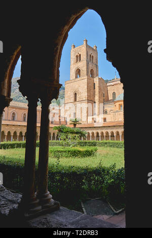 Monreale, Italien - Oktober, 2018. Blick auf die Kathedrale von Monreale, eines der bedeutendsten Beispiele normannischer Architektur, von den Kreuzgang. Stockfoto