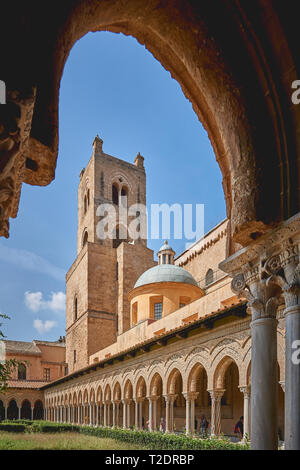 Monreale, Italien - Oktober, 2018. Blick auf die Kathedrale von Monreale, eines der bedeutendsten Beispiele normannischer Architektur, von den Kreuzgang. Stockfoto