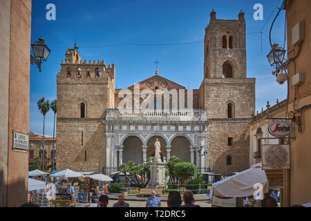 Monreale, Italien - Oktober, 2018. Die Fassade der Kathedrale von Monreale, eines der bedeutendsten Beispiele der normannischen Architektur. Stockfoto