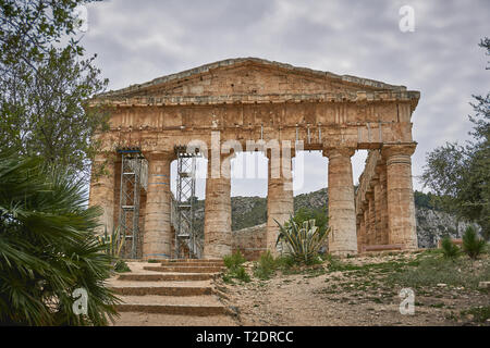 Calatafimi, Italien - Oktober, 2018. Die dorische Tempel von Segesta, auf einem Hügel außerhalb der Website der antiken Stadt. Stockfoto