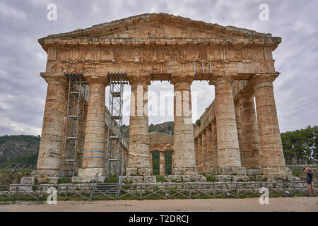 Calatafimi, Italien - Oktober, 2018. Die dorische Tempel von Segesta, auf einem Hügel außerhalb der Website der antiken Stadt. Stockfoto