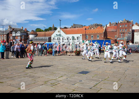 Feiern und Tanzen auf den Straßen in Whitby Folk Week 2018, North Yorkshire, England Stockfoto