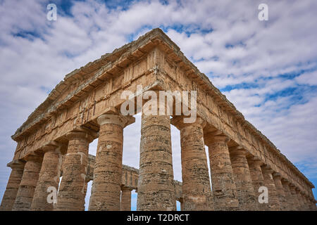 Calatafimi, Italien - Oktober, 2018. Die dorische Tempel von Segesta, auf einem Hügel außerhalb der Website der antiken Stadt. Stockfoto