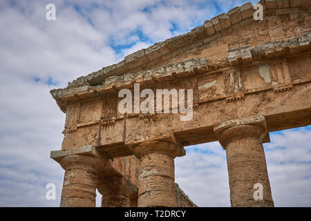 Calatafimi, Italien - Oktober, 2018. Die dorische Tempel von Segesta, auf einem Hügel außerhalb der Website der antiken Stadt. Stockfoto