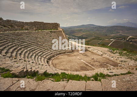 Calatafimi, Italien - Oktober, 2018. Das griechische Theater von Segesta, auf einem Hügel außerhalb der Website der antiken Stadt. Stockfoto