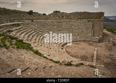 Calatafimi, Italien - Oktober, 2018. Das griechische Theater von Segesta, auf einem Hügel außerhalb der Website der antiken Stadt. Stockfoto