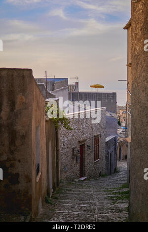 Erice, Italien - November, 2018. Blick auf die typischen engen Gassen der mittelalterlichen Stadt. Stockfoto