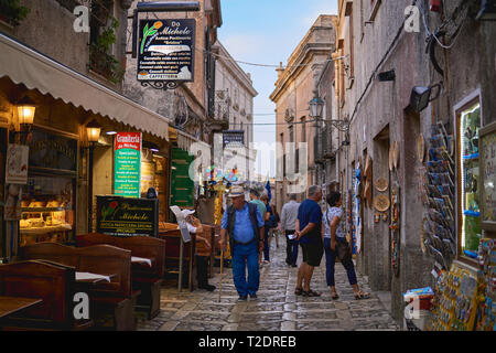 Erice, Italien - November, 2018. Blick auf die typischen engen Gassen der mittelalterlichen Stadt. Stockfoto