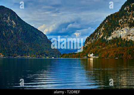 Landschaftlich schöne Aussicht in den österreichischen Alpen. Hallstatt Bergdorf am Hallstätter See. Sonnigen Tag Seeblick aus Hallstatt Alpen Berge. Ort: Res Stockfoto