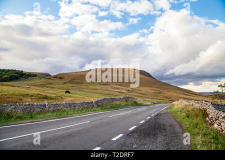 Open road mit Fluchtpunkt Wicklung durch Nationalpark Peak District, Derbyshire, England