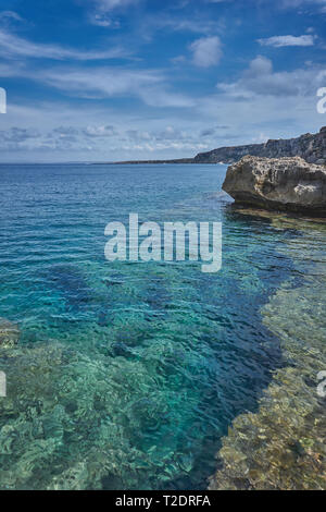 Türkisblaues Meer in der Nähe der Bucht von Cala Rossa auf der Insel Favignana, Sizilien (Italien). Reisen und Natur. Hochformat. Stockfoto