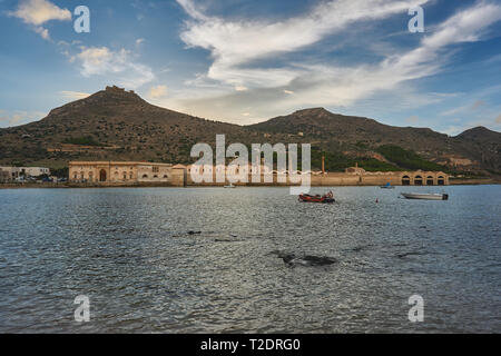 Favignana, Italien - September, 2018. Blick über die Bucht Hafen mit dem alten Thunfisch Cannery (als Stabilimenti Florio bekannt). Stockfoto