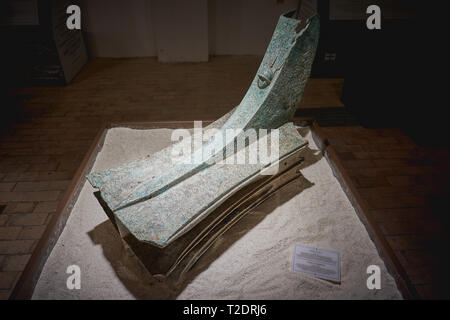 Favignana, Italien - November, 2018. Antike römische Bronze naval Rams auf Anzeige in der Stabilimenti Florio Museum. Stockfoto