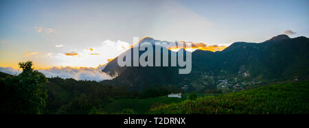 Atardecer en El Gran balle de zunil Xela, Quetzal caida del Sol en las Grande montañas Volcan Santa Maria de Los Pueblos un atardecer Hermoso e Unico Stockfoto