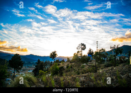 Atardecer en El Gran balle de cajola Xela, Quetzal caida del Sol en las Grande montañas sagradas de Los Pueblos Mayas mam un atardecer Hermoso e Unico Stockfoto