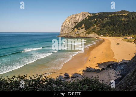 Laga Strand mit Ogoño Cliff. Sonnigen Tag Stockfoto