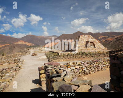 Red Rocks und Inka Ruinen in Tilcara, Quebrada de Humahuaca, Argentinien Stockfoto