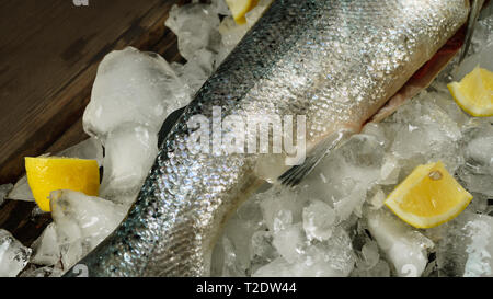 Lachs auf Eis in einem Fisch store Stockfoto