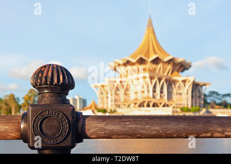 Nahaufnahme der riverfront Schiene auf dem Hintergrund der Gesetzgebenden Versammlung. Spaziergang durch Sarawak River. Sehenswürdigkeiten in Kota Kuching Waterfront. Stockfoto