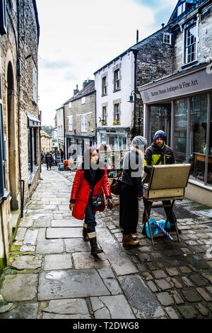 Personen, die einen Tag am Sonntag, Frome unabhängigen Markt - mehr als nur ein Markt-Frome, Somerset, England. Stockfoto