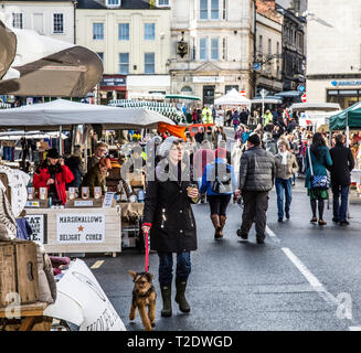Personen, die einen Tag am Sonntag, Frome unabhängigen Markt - mehr als nur ein Markt-Frome, Somerset, England. Stockfoto