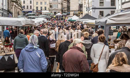 Personen, die einen Tag am Sonntag, Frome unabhängigen Markt - mehr als nur ein Markt-Frome, Somerset, England. Stockfoto