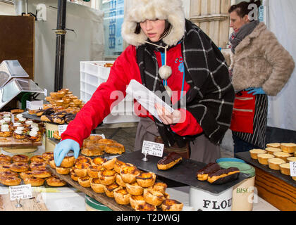 Personen, die einen Tag am Sonntag, Frome unabhängigen Markt - mehr als nur ein Markt-Frome, Somerset, England. Stockfoto