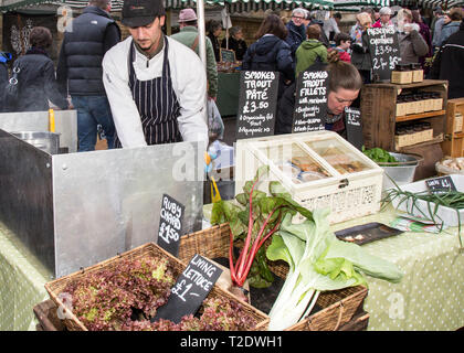 Personen, die einen Tag am Sonntag, Frome unabhängigen Markt - mehr als nur ein Markt-Frome, Somerset, England. Stockfoto