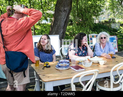 Personen, die einen Tag am Sonntag, Frome unabhängigen Markt - mehr als nur ein Markt-Frome, Somerset, England. Stockfoto