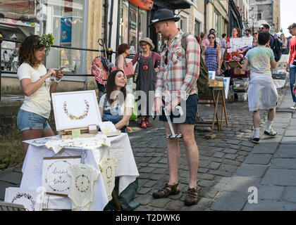 Personen, die einen Tag am Sonntag, Frome unabhängigen Markt - mehr als nur ein Markt-Frome, Somerset, England. Stockfoto