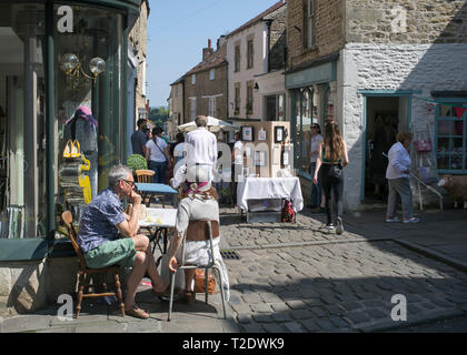 Personen, die einen Tag am Sonntag, Frome unabhängigen Markt - mehr als nur ein Markt-Frome, Somerset, England. Stockfoto