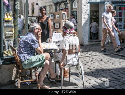 Personen, die einen Tag am Sonntag, Frome unabhängigen Markt - mehr als nur ein Markt-Frome, Somerset, England. Stockfoto