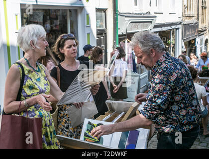Personen, die einen Tag am Sonntag, Frome unabhängigen Markt - mehr als nur ein Markt-Frome, Somerset, England. Stockfoto