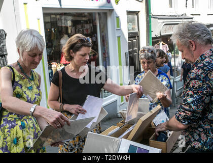 Personen, die einen Tag am Sonntag, Frome unabhängigen Markt - mehr als nur ein Markt-Frome, Somerset, England. Stockfoto