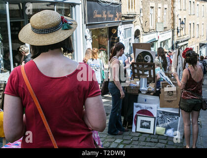 Personen, die einen Tag am Sonntag, Frome unabhängigen Markt - mehr als nur ein Markt-Frome, Somerset, England. Stockfoto