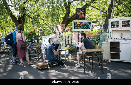 Personen, die einen Tag am Sonntag, Frome unabhängigen Markt - mehr als nur ein Markt-Frome, Somerset, England. Stockfoto