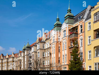 Teilweise renovierte Wohnhäuser an der Slowackiego Straße in Szczecin (Stettin) Stadt an einem schönen Frühlingstag, Polen. Stockfoto